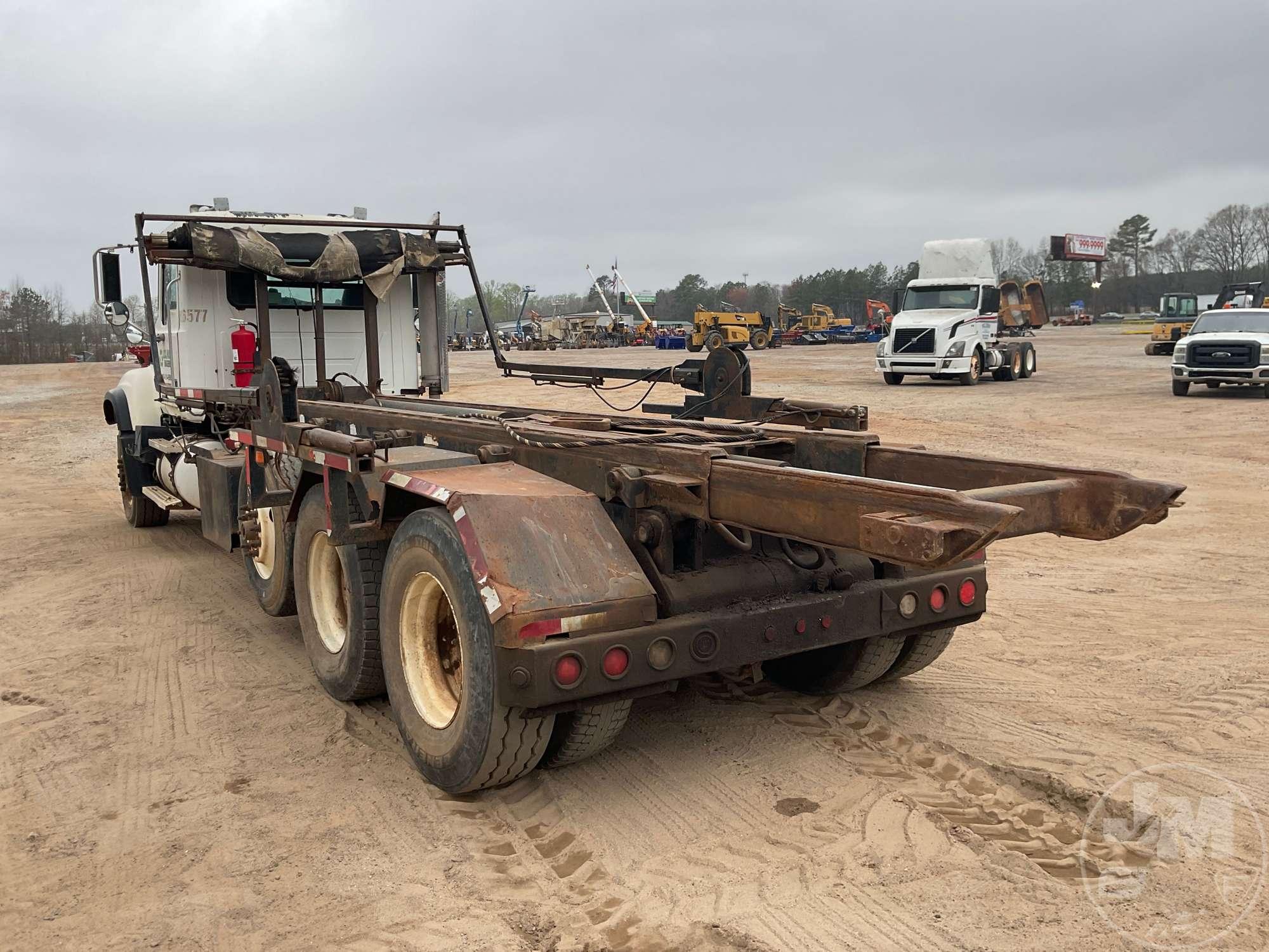 2005 MACK CV TRI ROLL OFF TRUCK VIN: 1M2AG11C15M019098