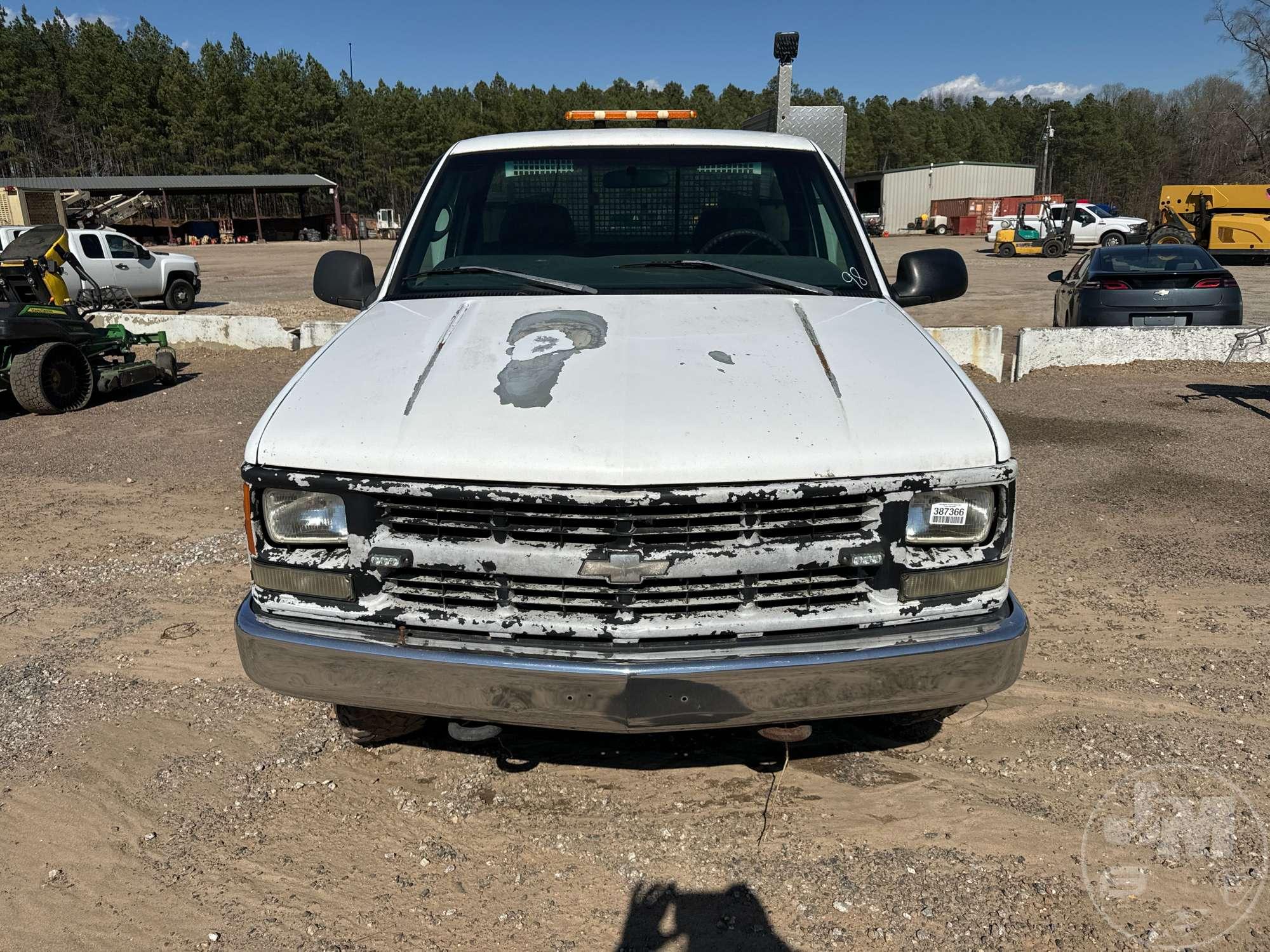 1998 CHEVROLET 3500 S/A UTILITY TRUCK VIN: 1GBGC34R2WF054779