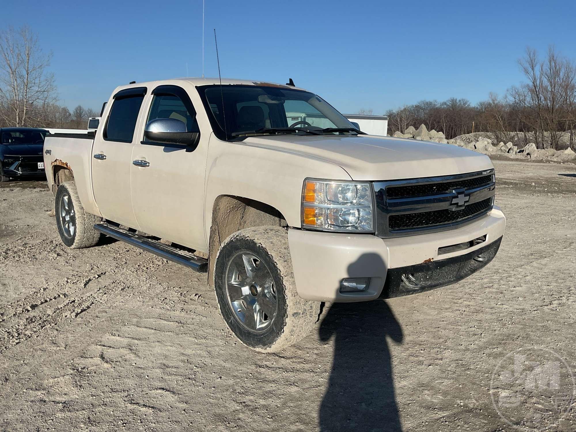 2011 CHEVROLET SILVERADO 1500 LTZ CREW CAB 4X4 PICKUP VIN: 3GCPKTE39BG390043