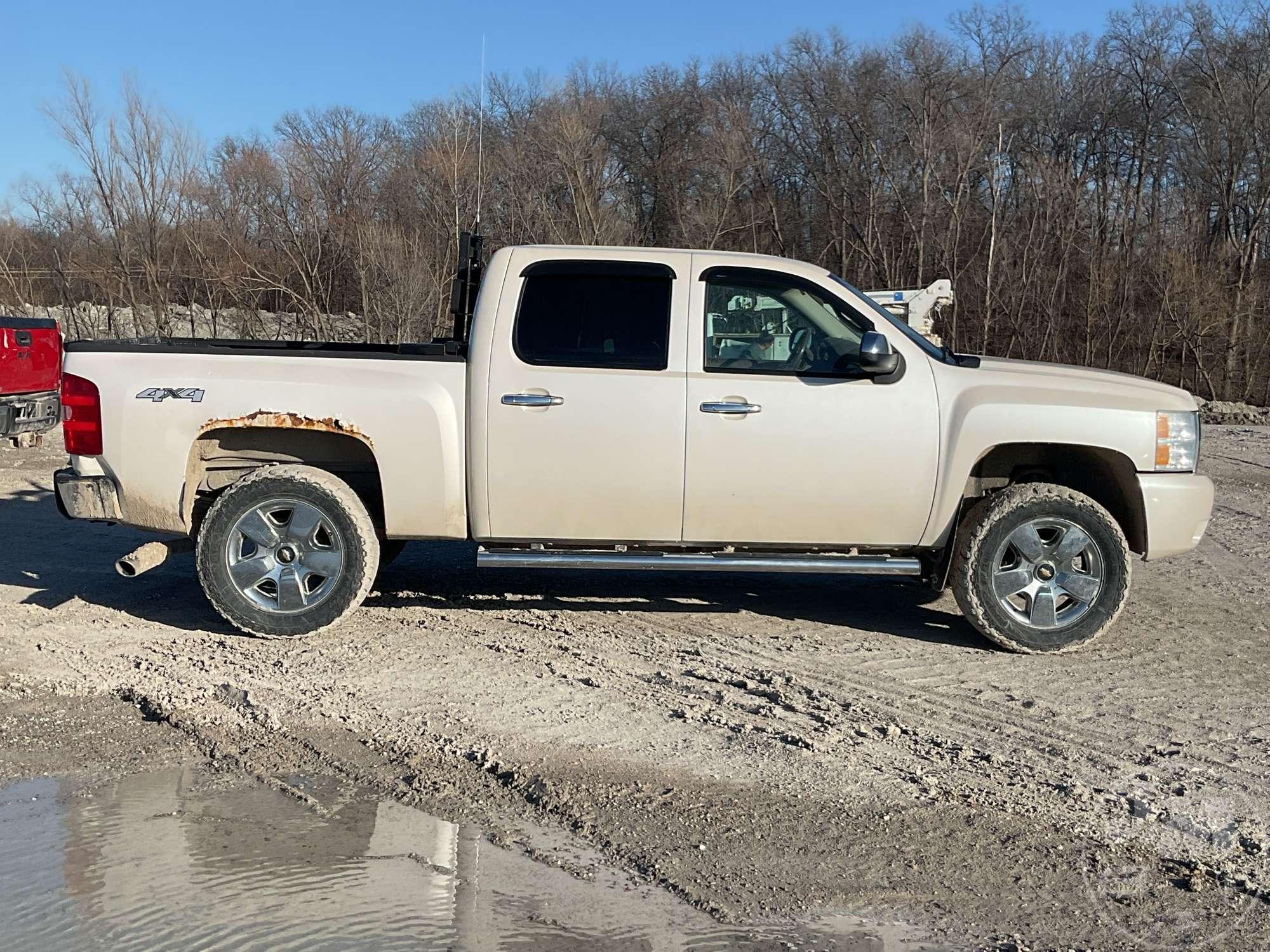 2011 CHEVROLET SILVERADO 1500 LTZ CREW CAB 4X4 PICKUP VIN: 3GCPKTE39BG390043