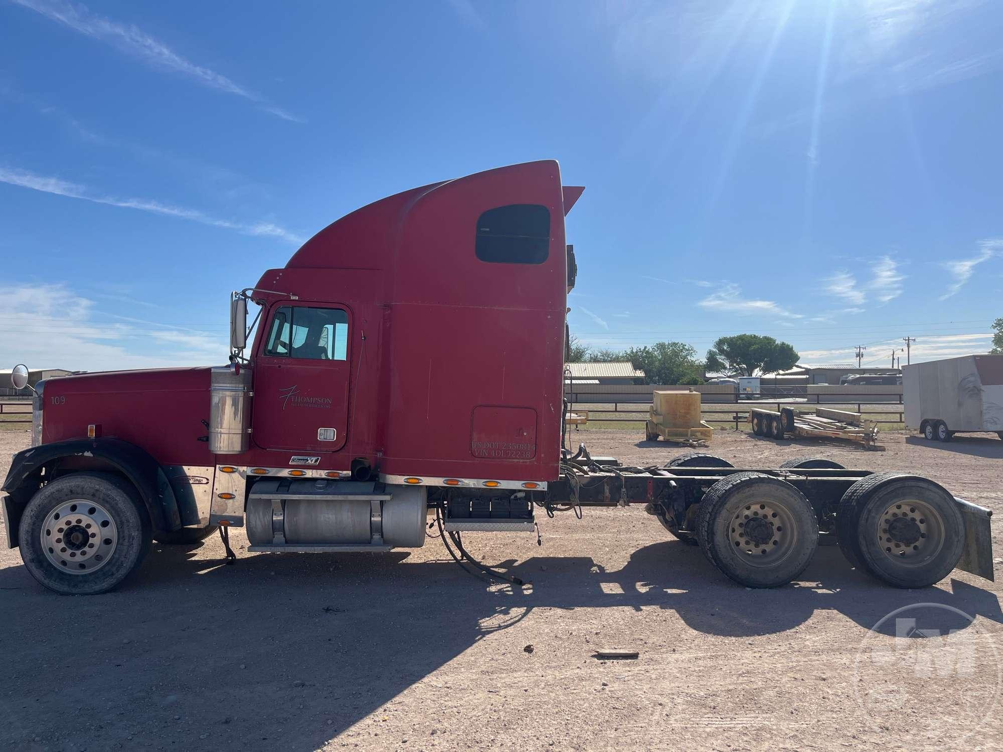 2004 FREIGHTLINER FLD132 T/A SLEEPER TRUCK TRACTOR VIN: 1FUJAPCK84DL92238