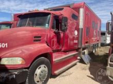 2000 MACK CX613 VIN: 1M1AE07Y9YW005692 T/A COMMAND CENTER/FRAC