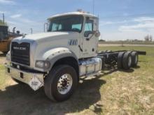 2015 MACK GU433 GRANITE TANDEM AXLE DAY CAB TRUCK TRACTOR VIN: 1M2AX32C6FM010487