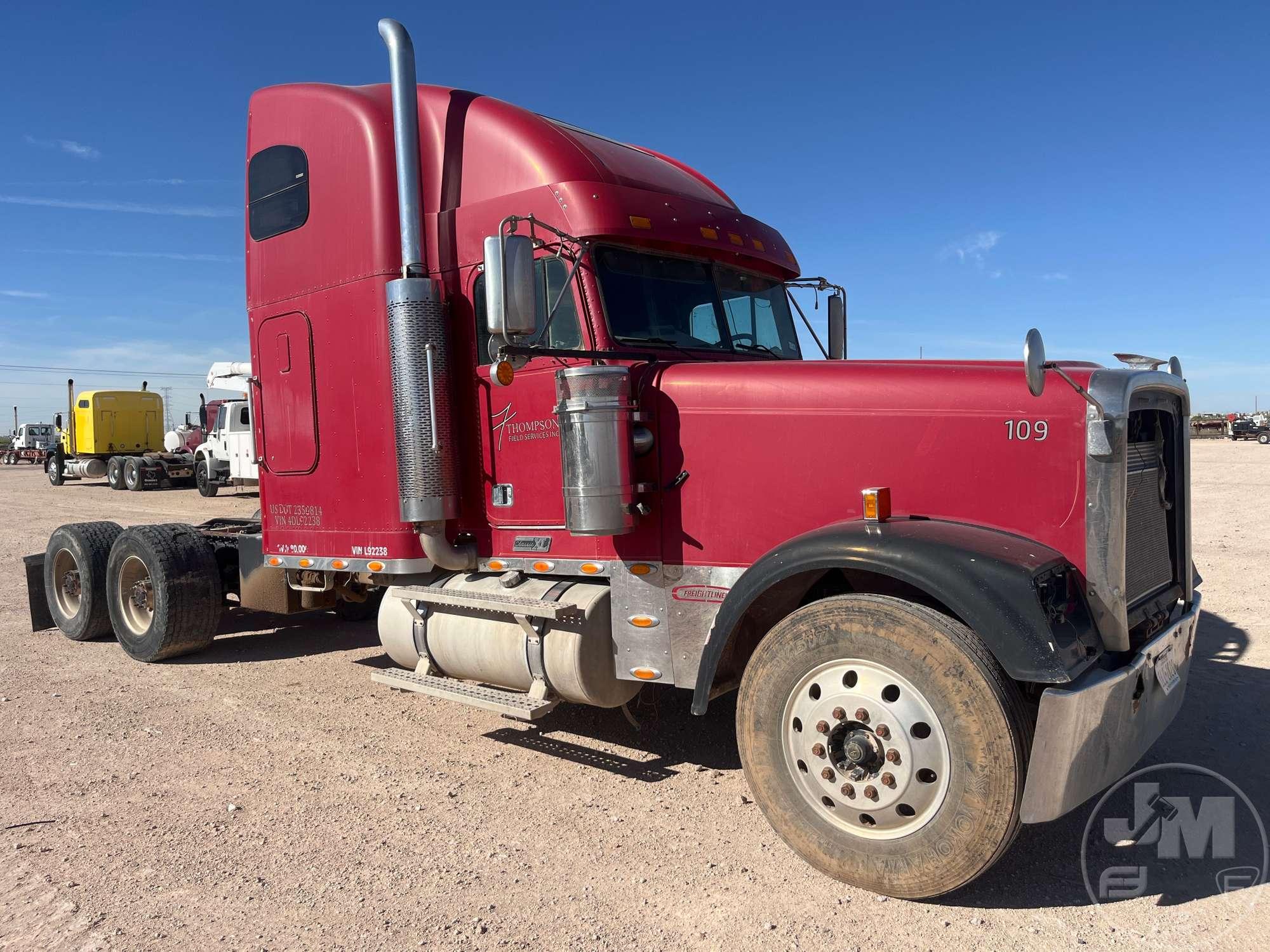 2004 FREIGHTLINER FLD132 T/A SLEEPER TRUCK TRACTOR VIN: 1FUJAPCK84DL92238