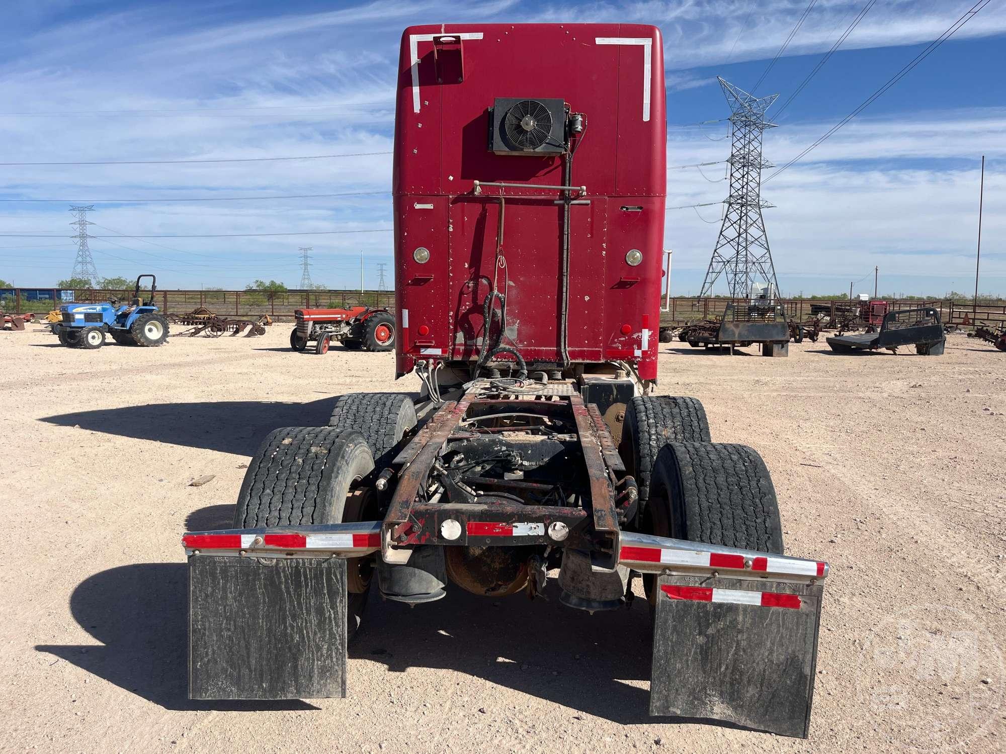 2004 FREIGHTLINER FLD132 T/A SLEEPER TRUCK TRACTOR VIN: 1FUJAPCK84DL92238