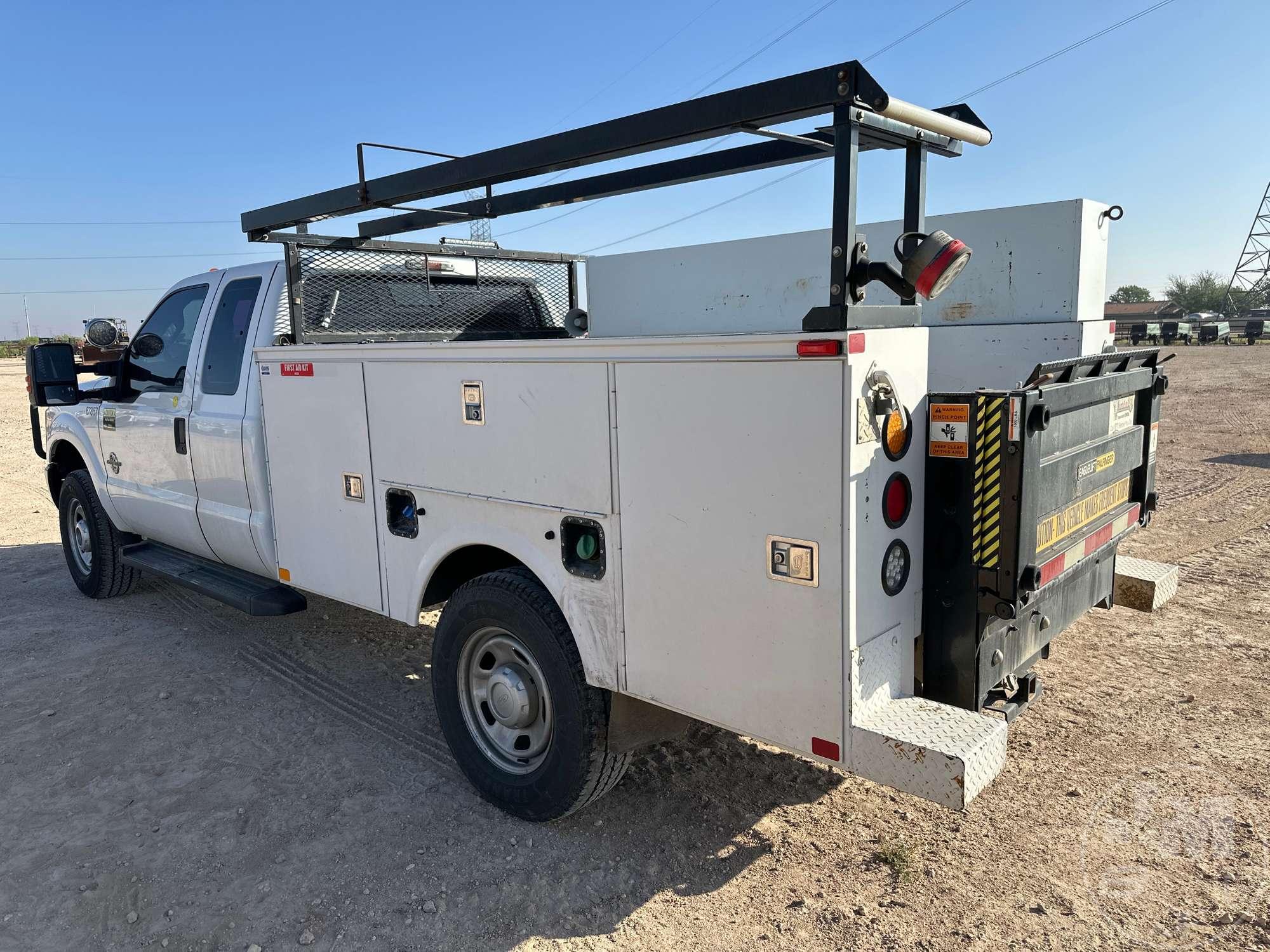 2012 FORD F-350 SUPER DUTY EXTENDED CAB 4X4 UTILITY TRUCK VIN: 1FD8X3FTXCEB93374