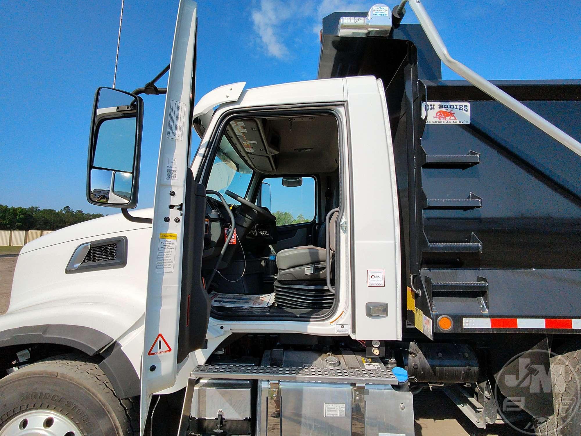 2023 VOLVO TRUCK VHD TRI-AXLE DUMP TRUCK VIN: 4V5KG9EJ4PN620132