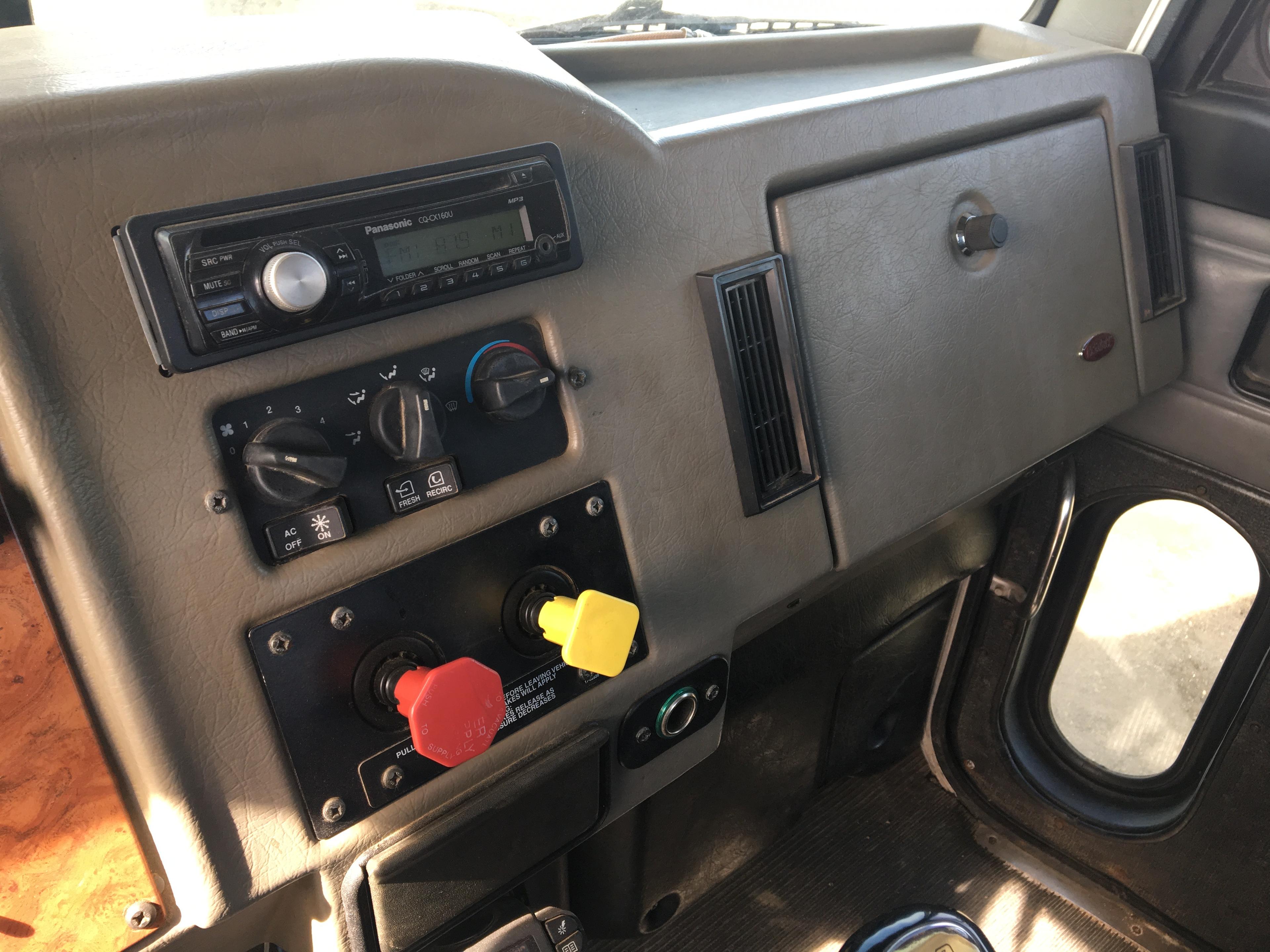 2004 Peterbilt Daycab Truck