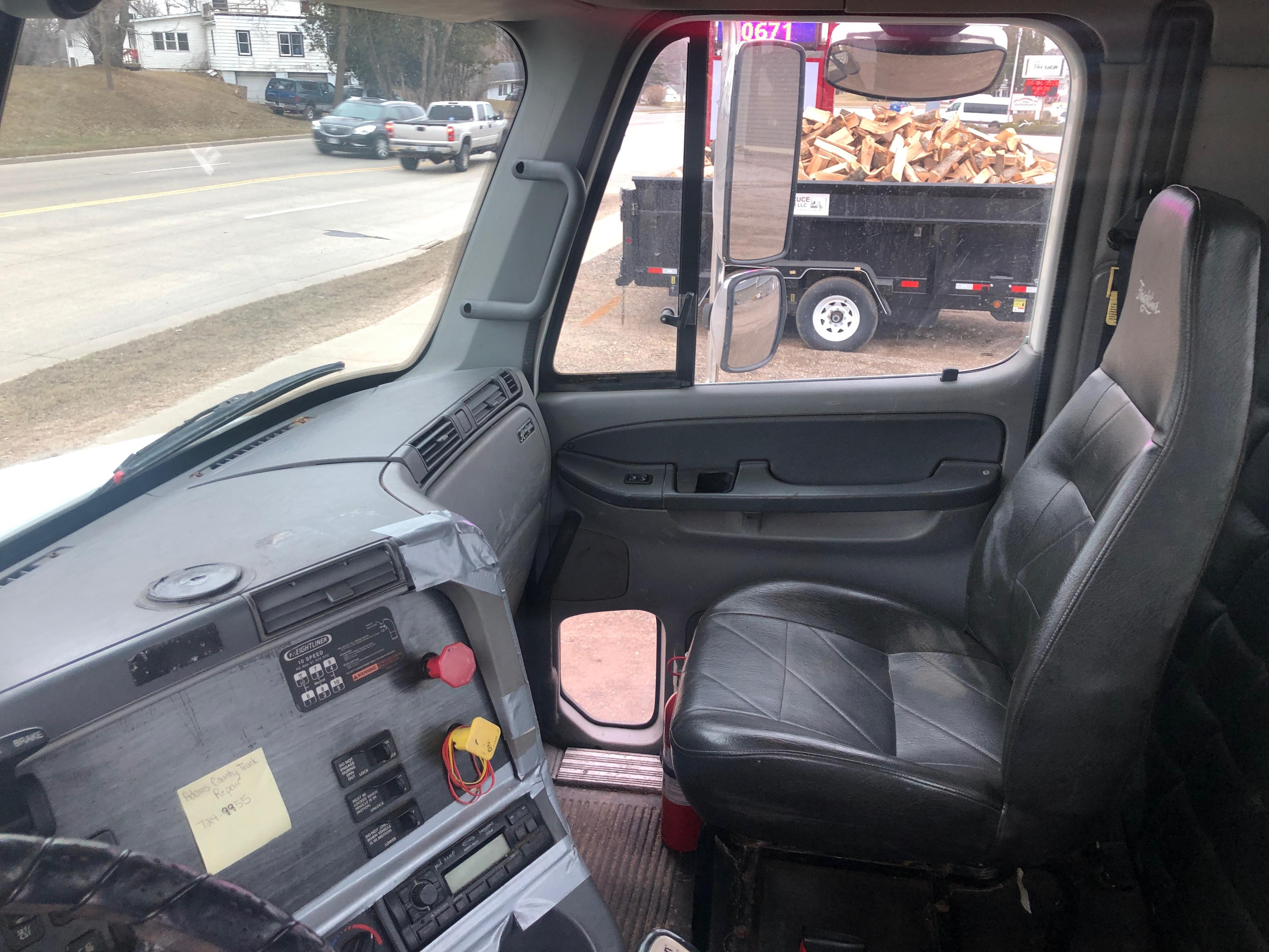 2006 Freightliner Columbia Semi Tractor White