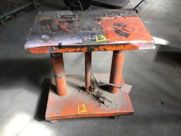 Hydraulic jack lift table