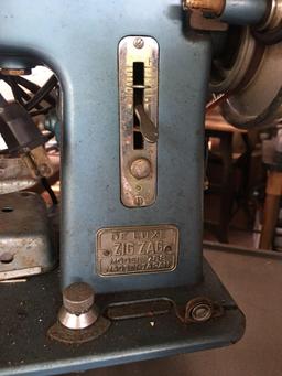 Vintage Deluxe Zig Zag model 788 sewing machine