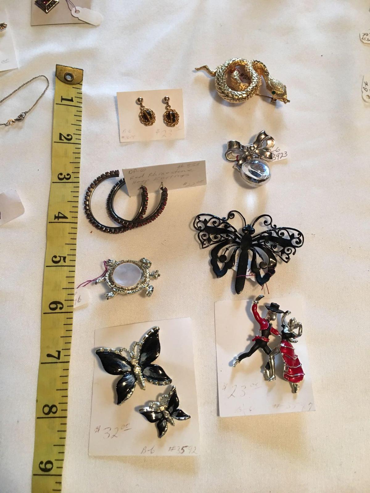 Large lot of wonderful fashion jewelry. Earrings, brooches and pins