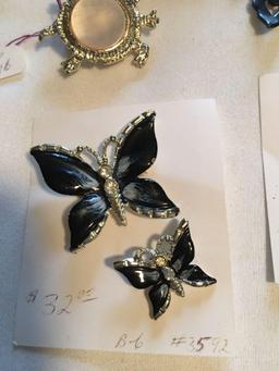 Large lot of wonderful fashion jewelry. Earrings, brooches and pins