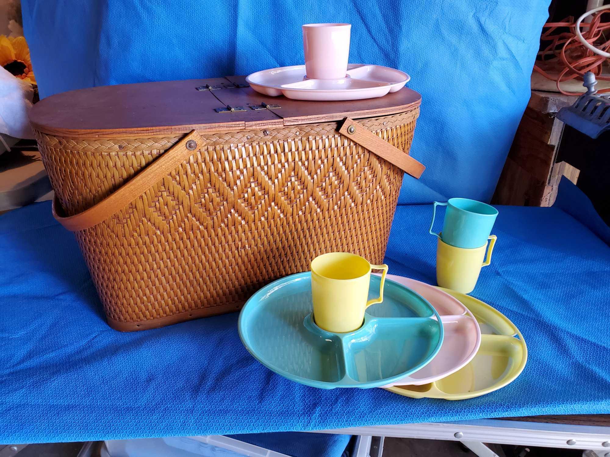 Nice Vintage Large picnic basket with matching plate set