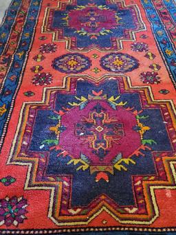 Nice Bright and Vibrant pattern area rug, 90 x 55"