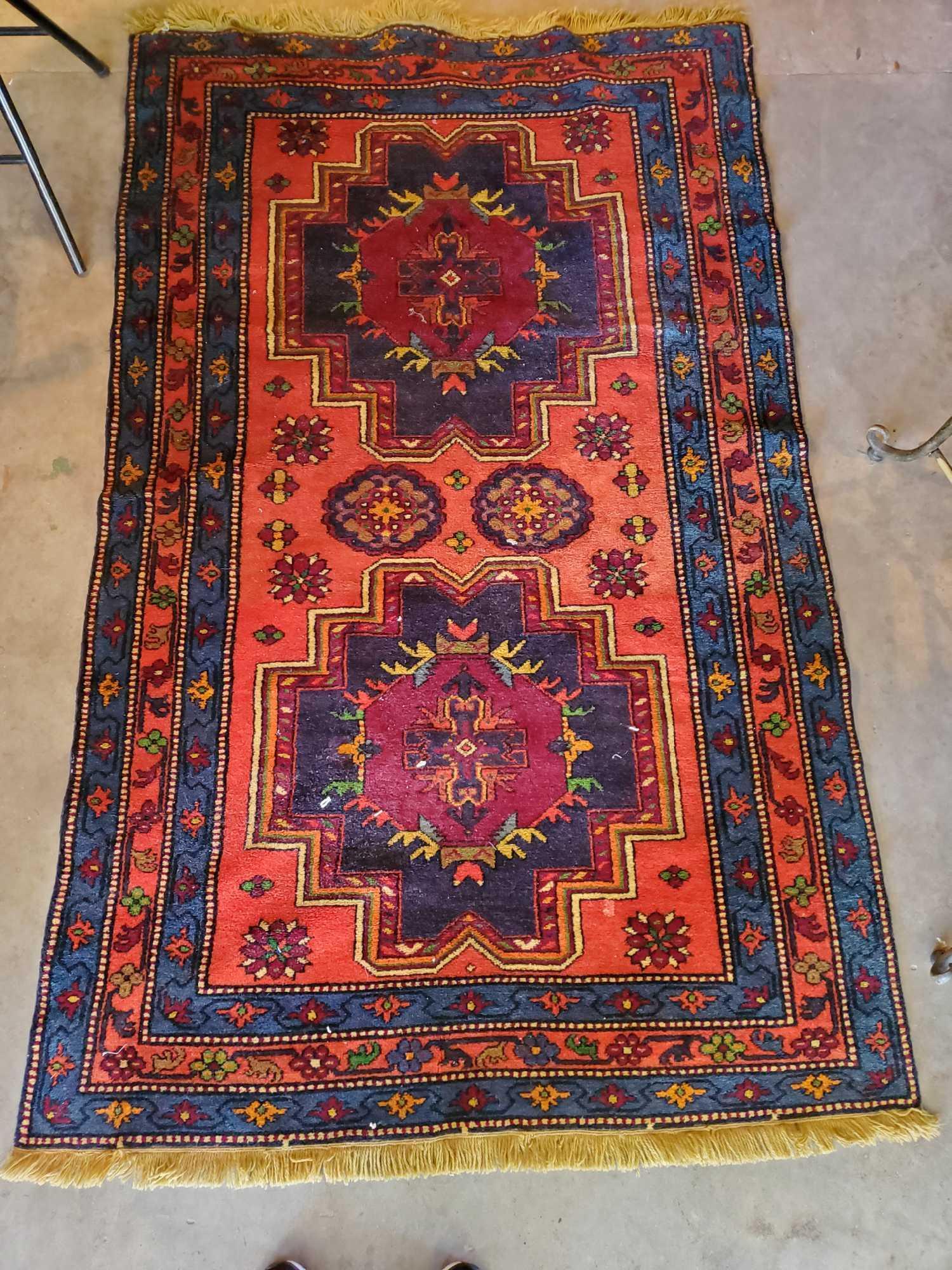 Nice Bright and Vibrant pattern area rug, 90 x 55"