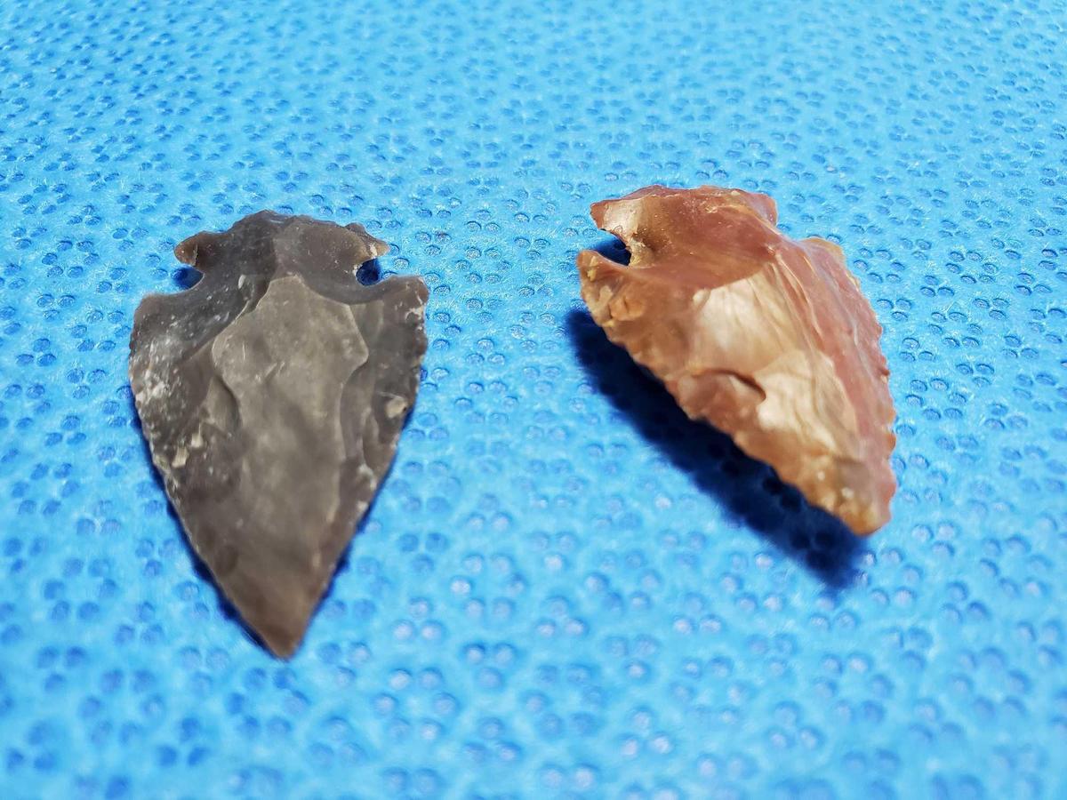 American Indian Artifact -Pair of arrowheads, points