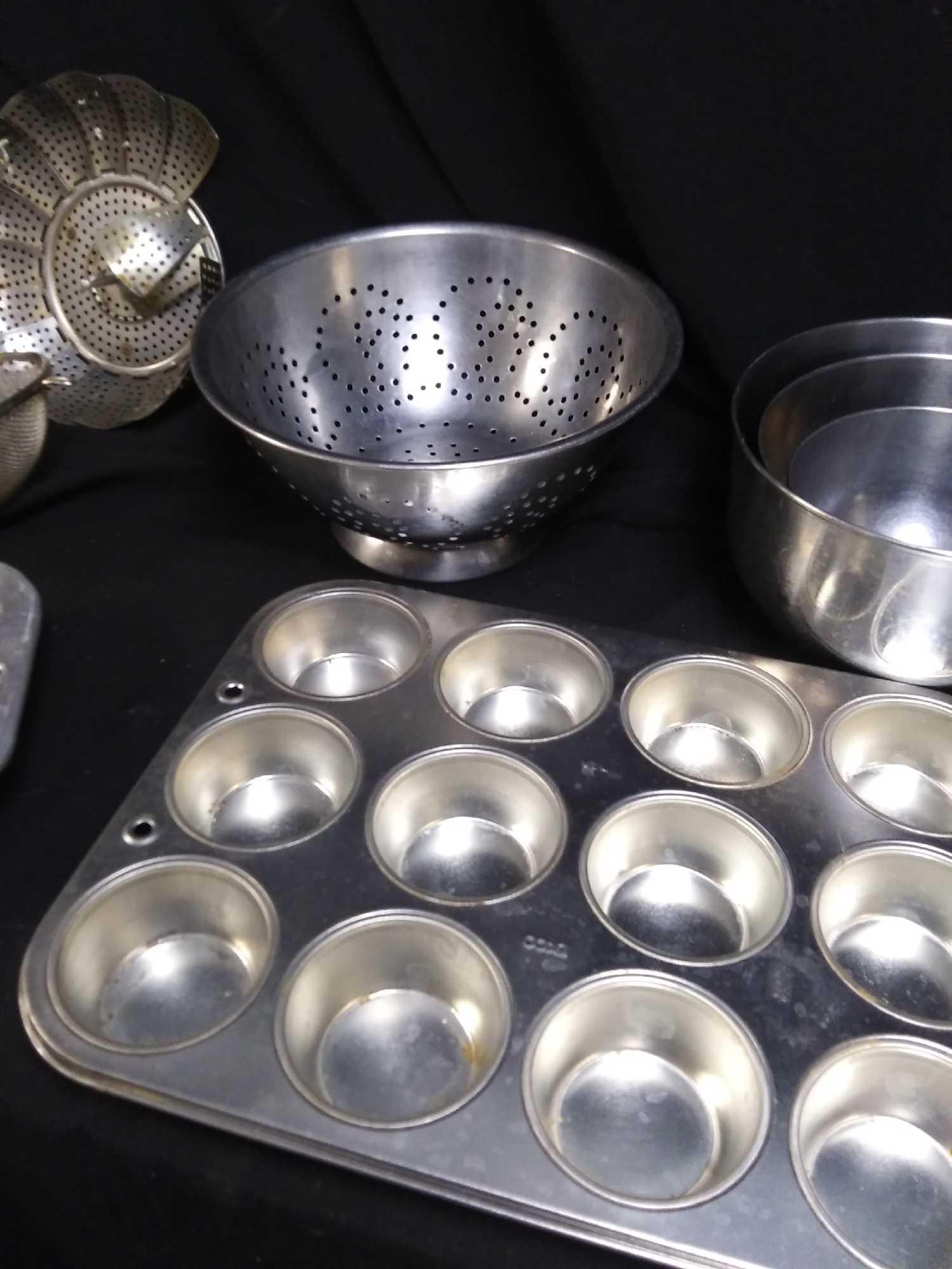 aluminum kitchen, including Farberware nesting mixing bowls