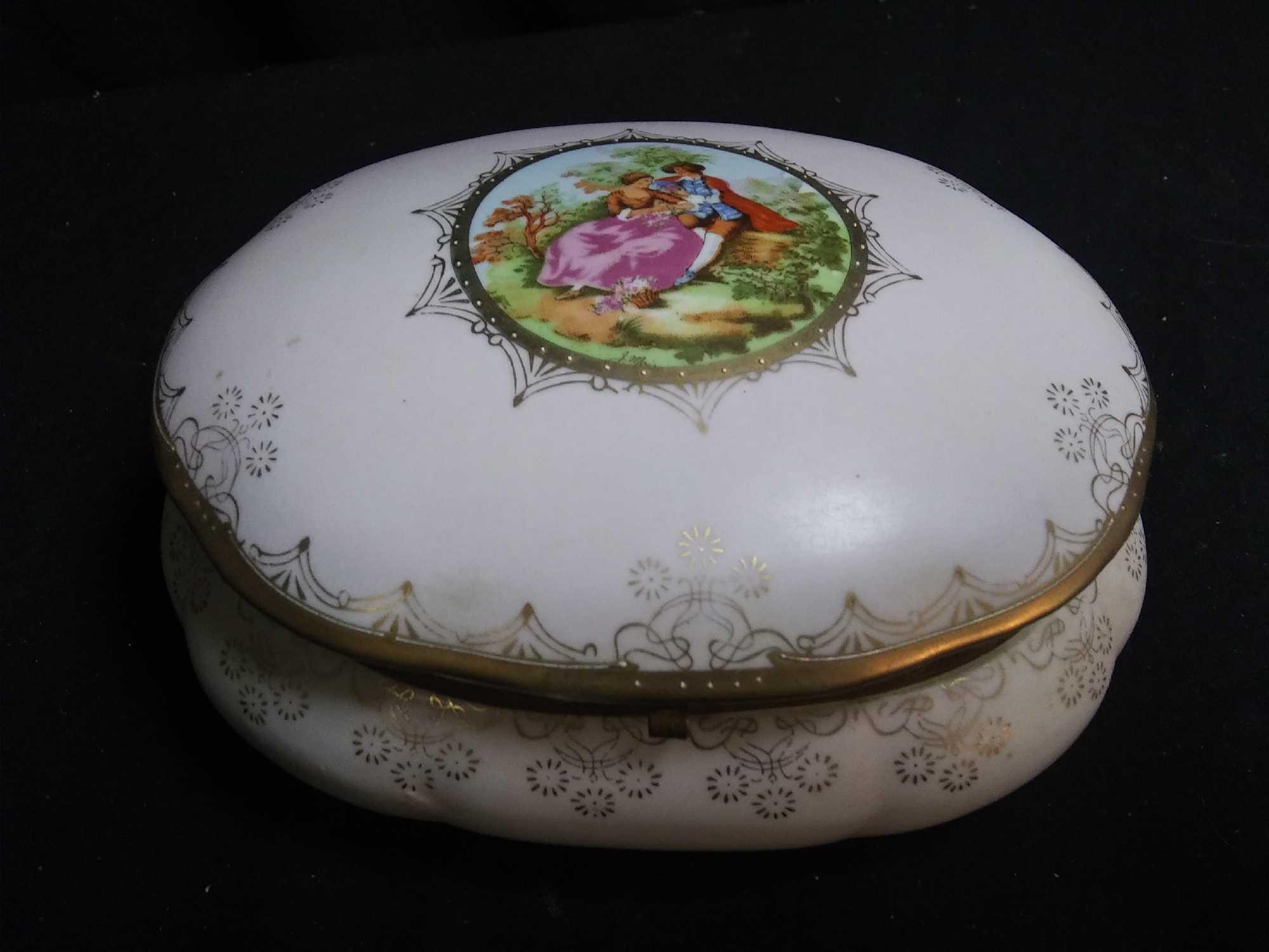 Antique Vienna Antique Porcelain Dresser Box