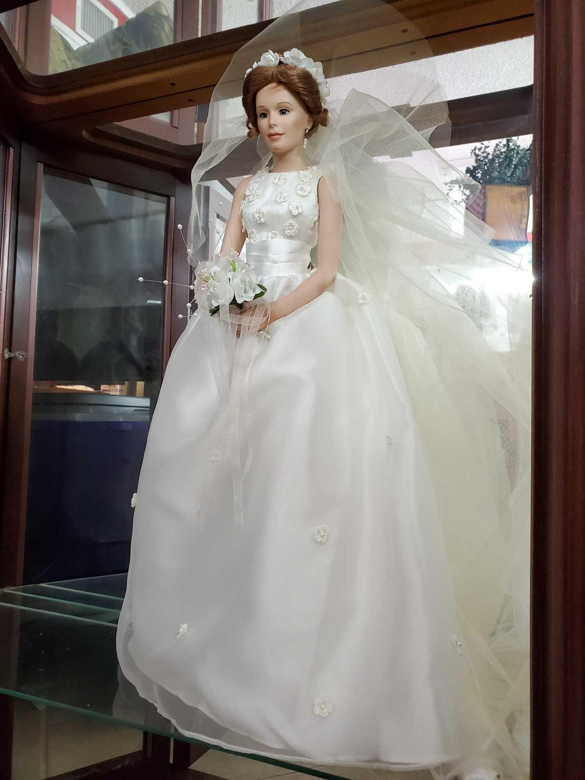 Ashton-Drake Galleries Bridal Doll on stand, #2684