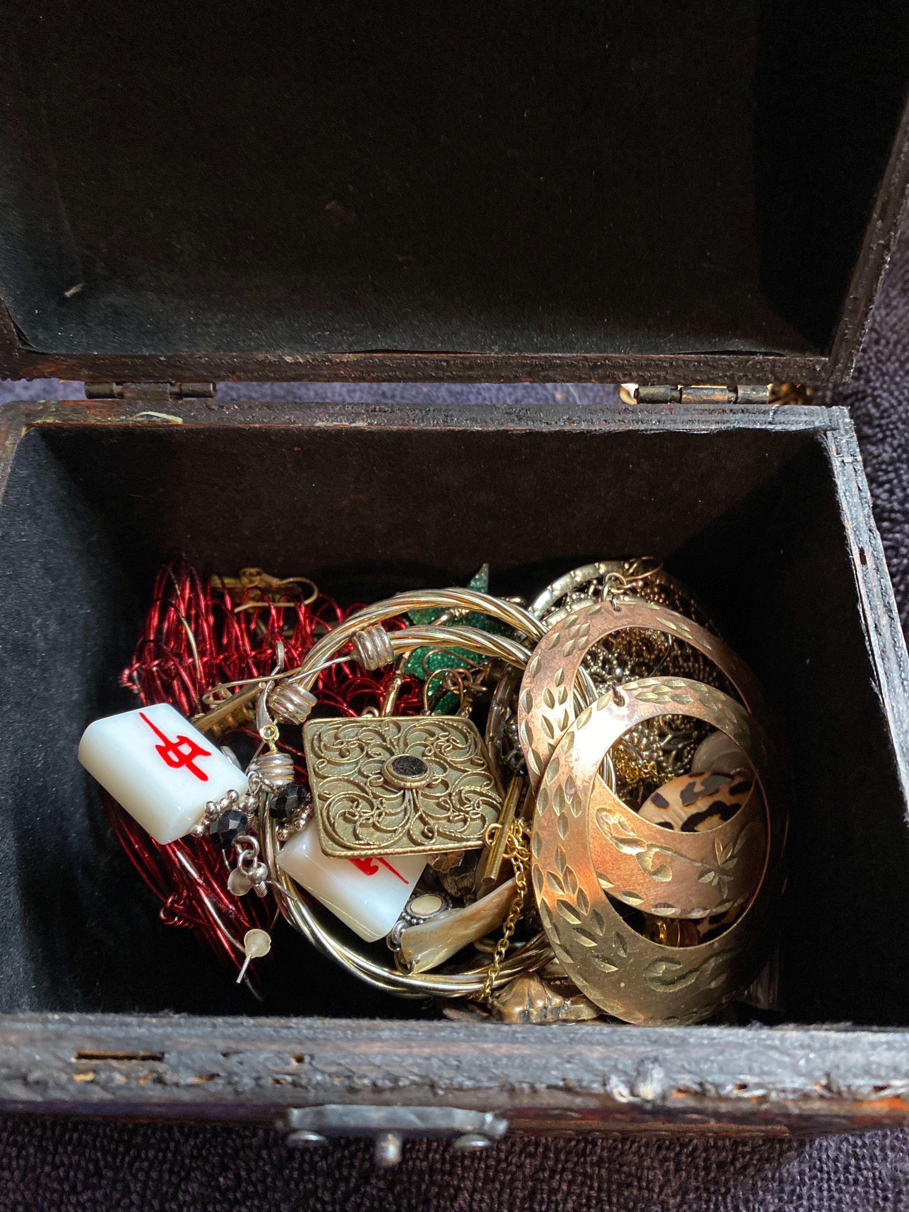 Large lot of nice earrings in Small lidded chest