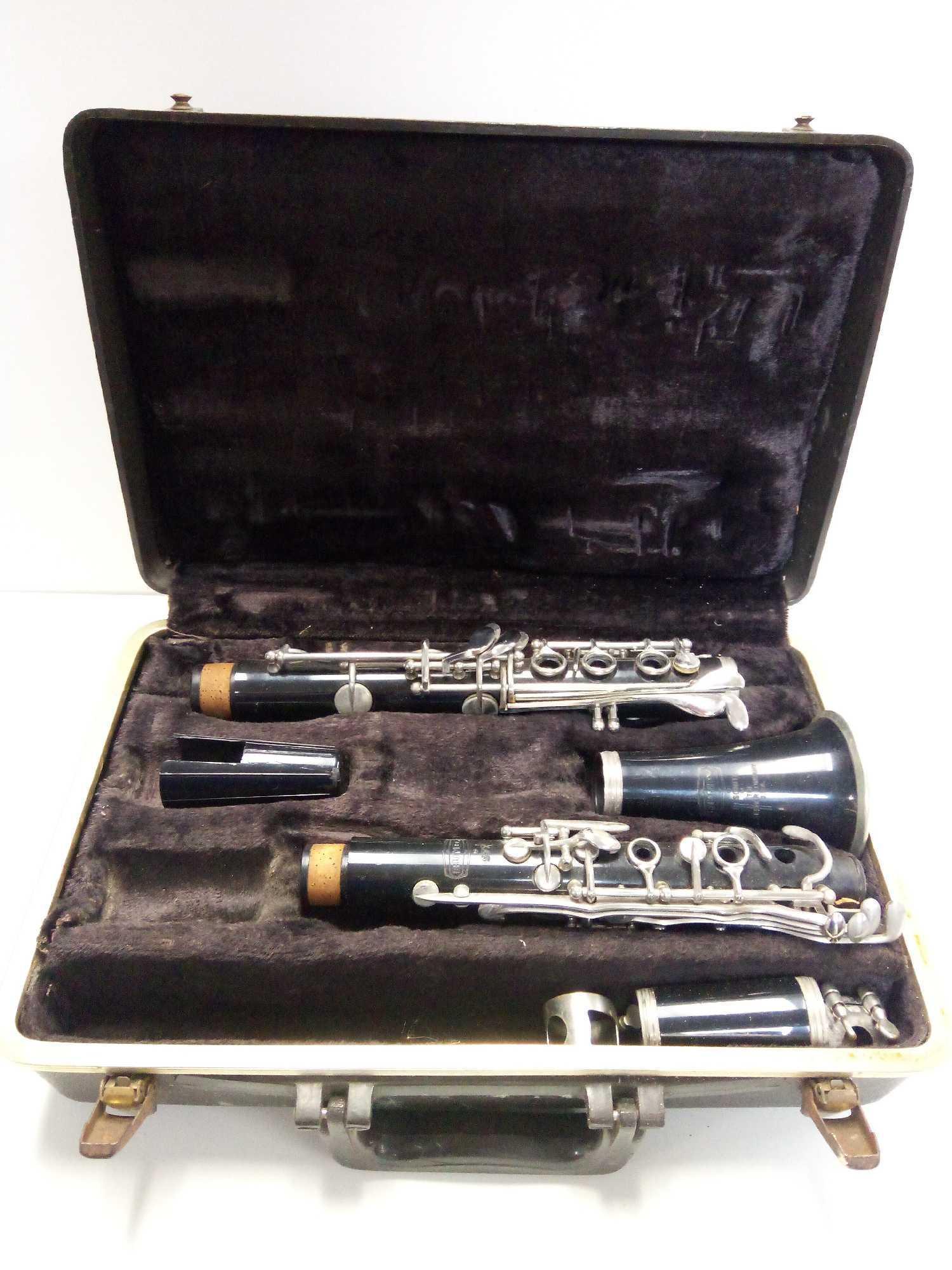 VINTAGE BUNDY CLARINET IN CASE