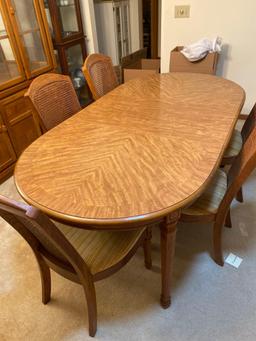 Broyhill Dining Set Table and 6 Chairs