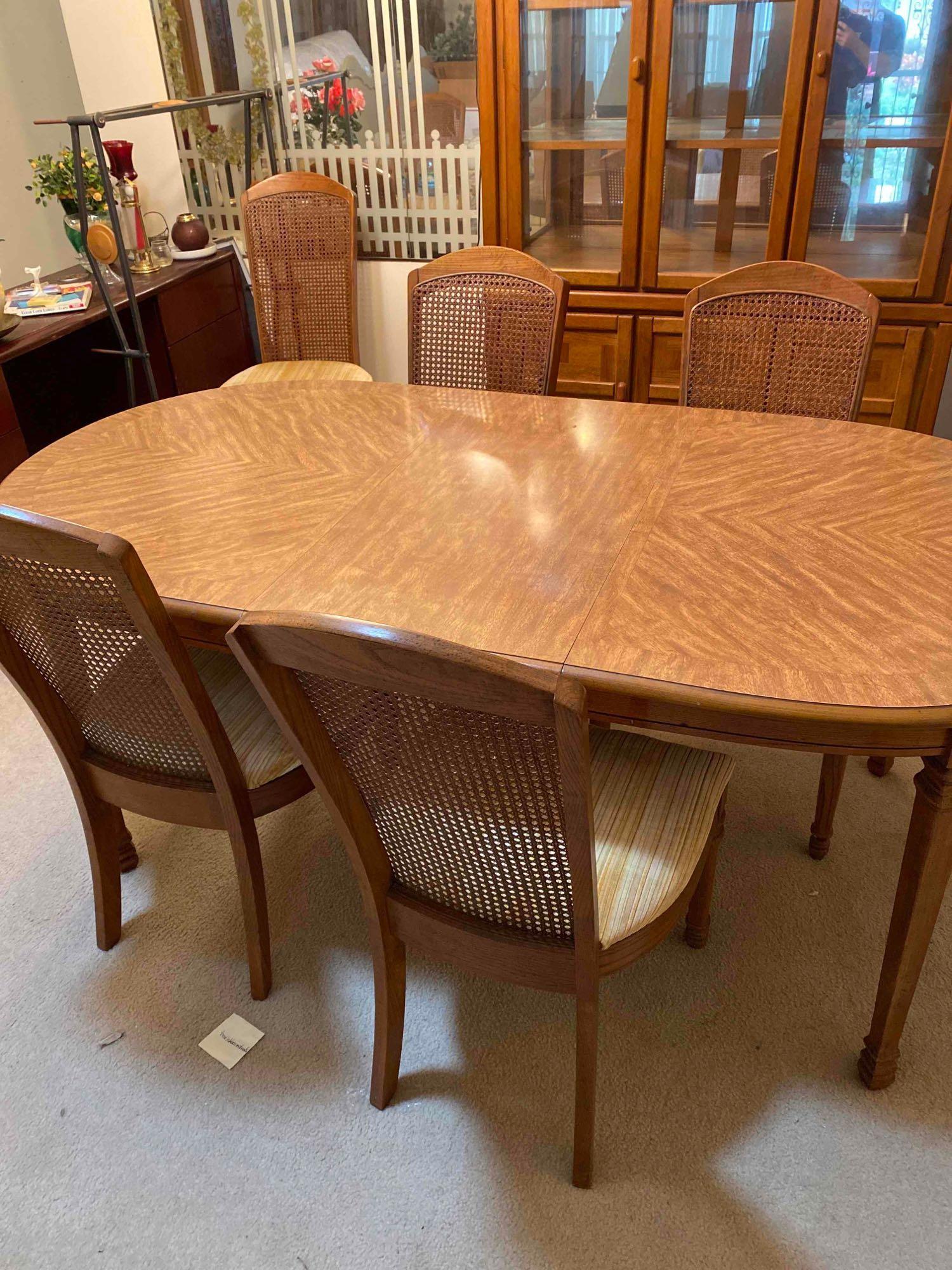 Broyhill Dining Set Table and 6 Chairs