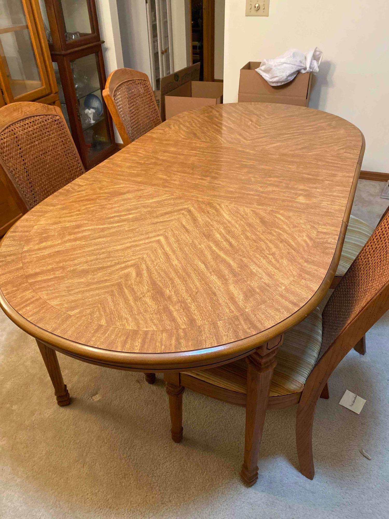 Broyhill Dining Set Table and 6 Chairs