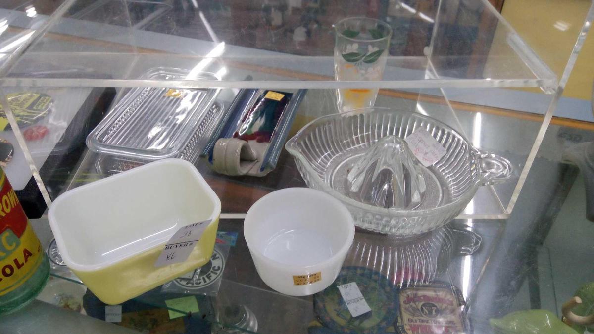 (6) PCS OF VINTAGE GLASS AND CERAMIC INCLUDING PYREX AND GLASBAKE