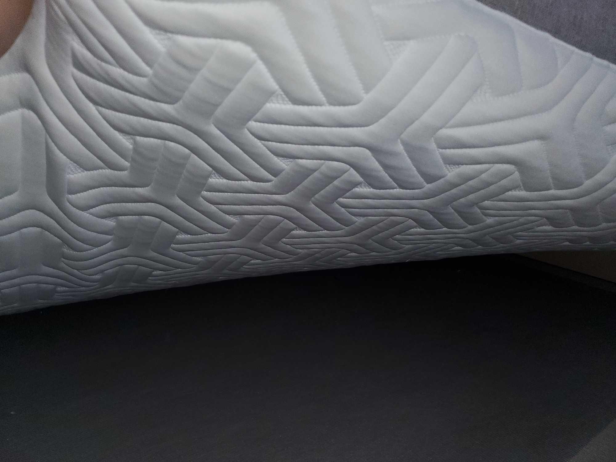 TEMPUR-PEDIC QUEEN HYBRID PRIMA MATTRESS and Flat Foundation, includes bedding