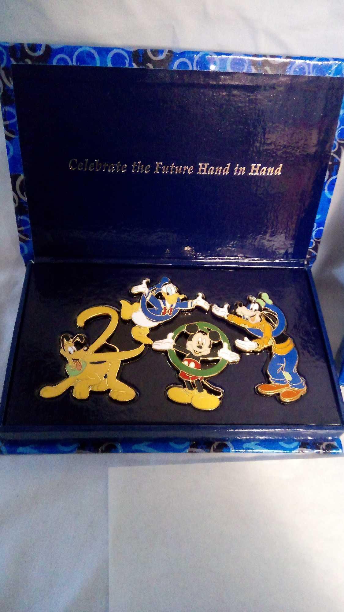 DISNEY 2000 CELEBRATE THE FUTURE HAND IN HAND PLUTO GOOFY 4 PIN BOX SET