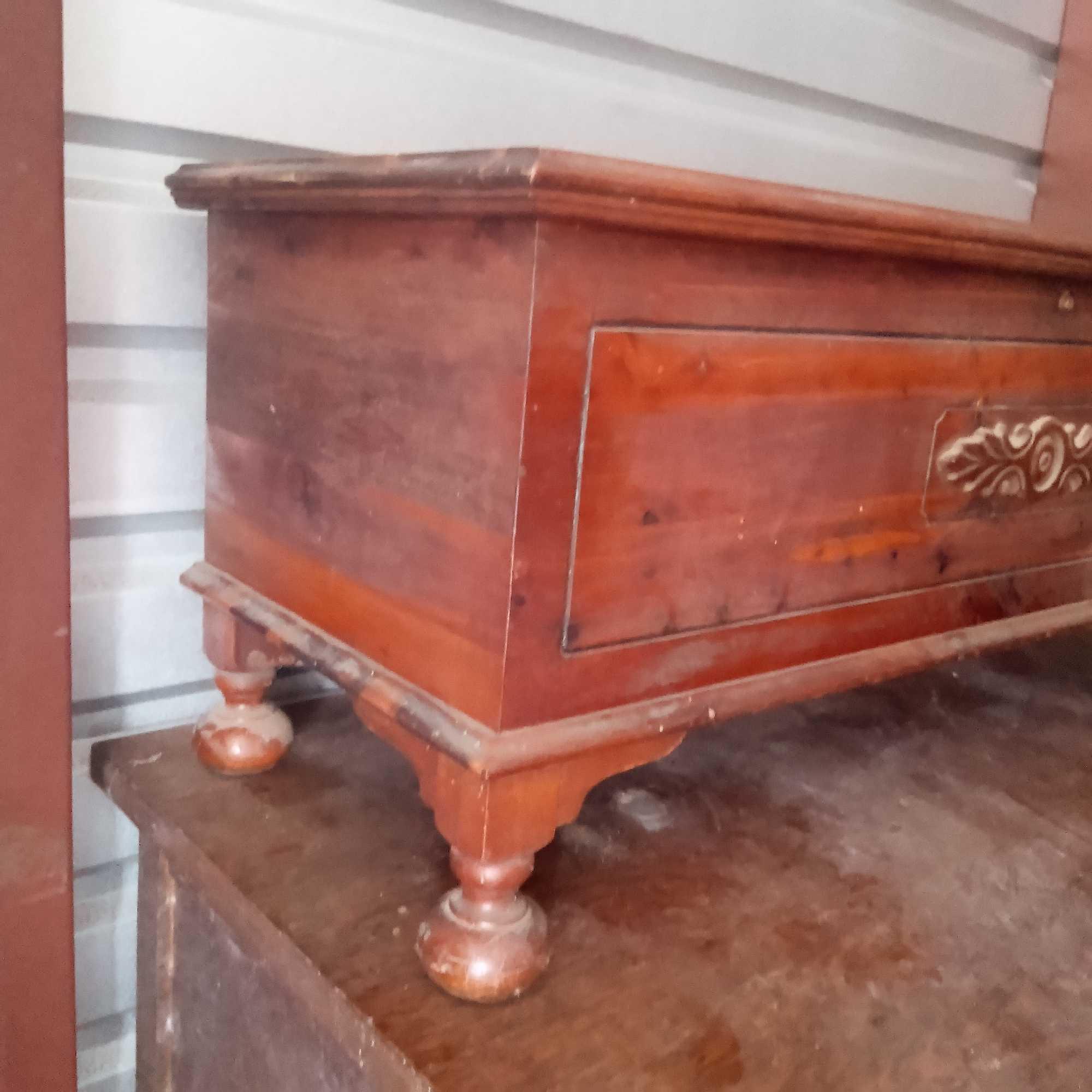 GORGEOUS CEDAR HOPE CHEST! SMELLS SO GOOD! WITH FEATHER EYE ACCENT