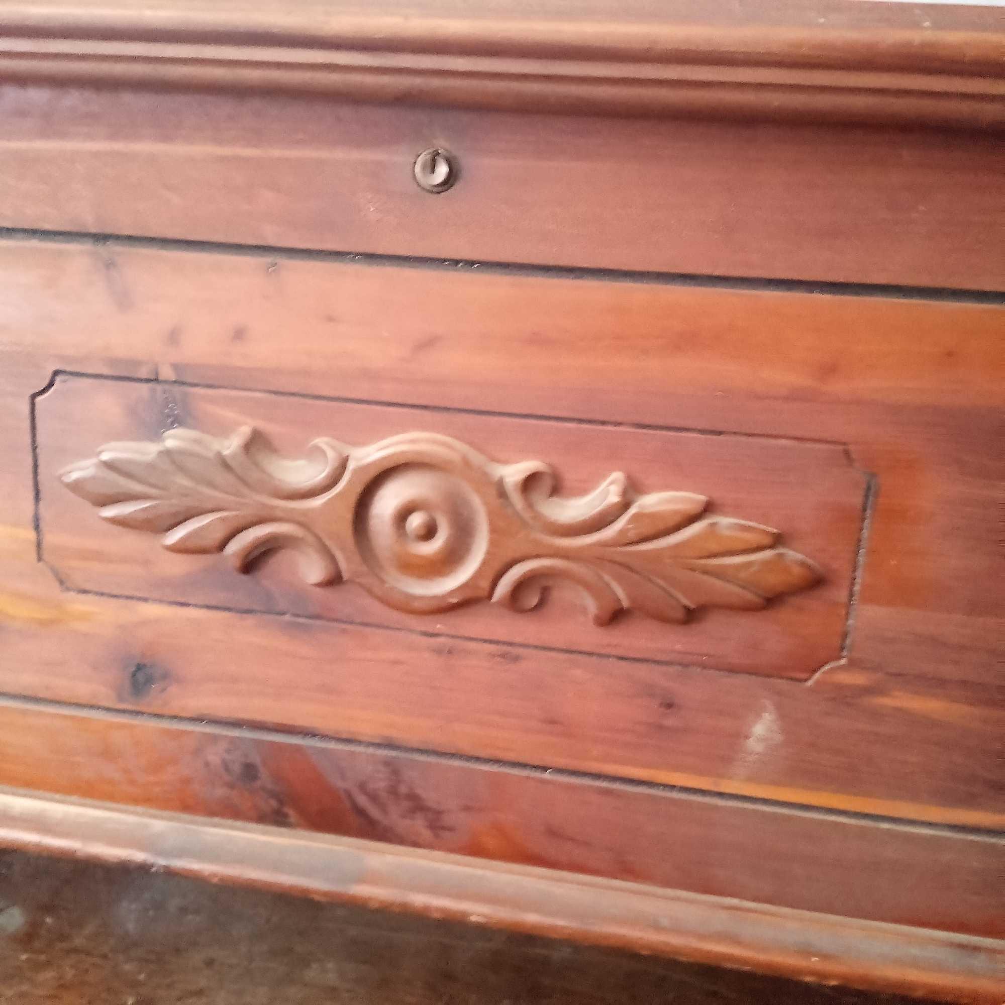 GORGEOUS CEDAR HOPE CHEST! SMELLS SO GOOD! WITH FEATHER EYE ACCENT