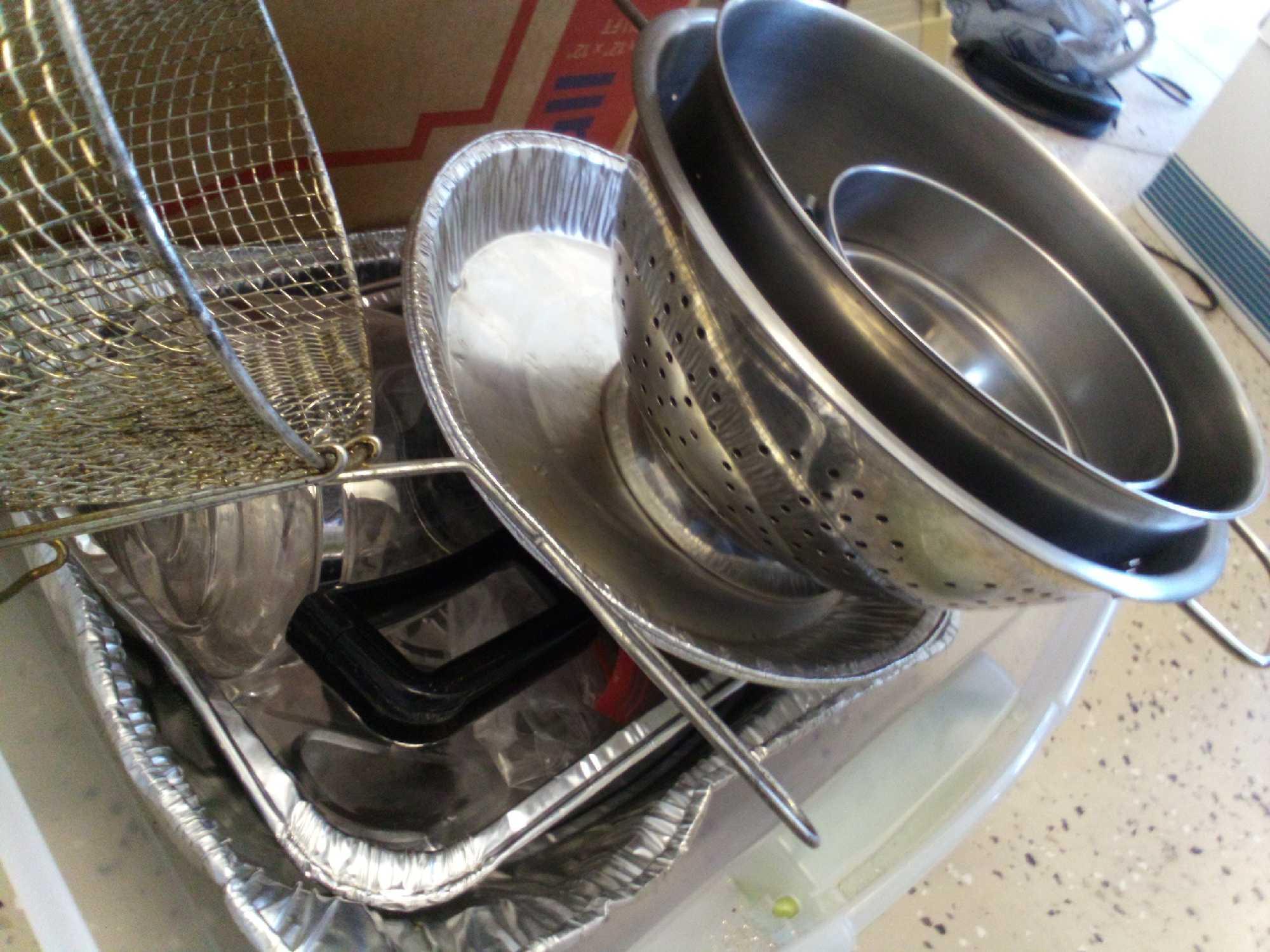GROUP OF KITCHEN ITEMS INCLUDING STAINLESS STEEL BOWLS, COLANDER, TUPPERWARE AND MORE
