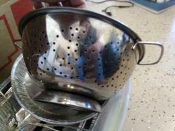 GROUP OF KITCHEN ITEMS INCLUDING STAINLESS STEEL BOWLS, COLANDER, TUPPERWARE AND MORE