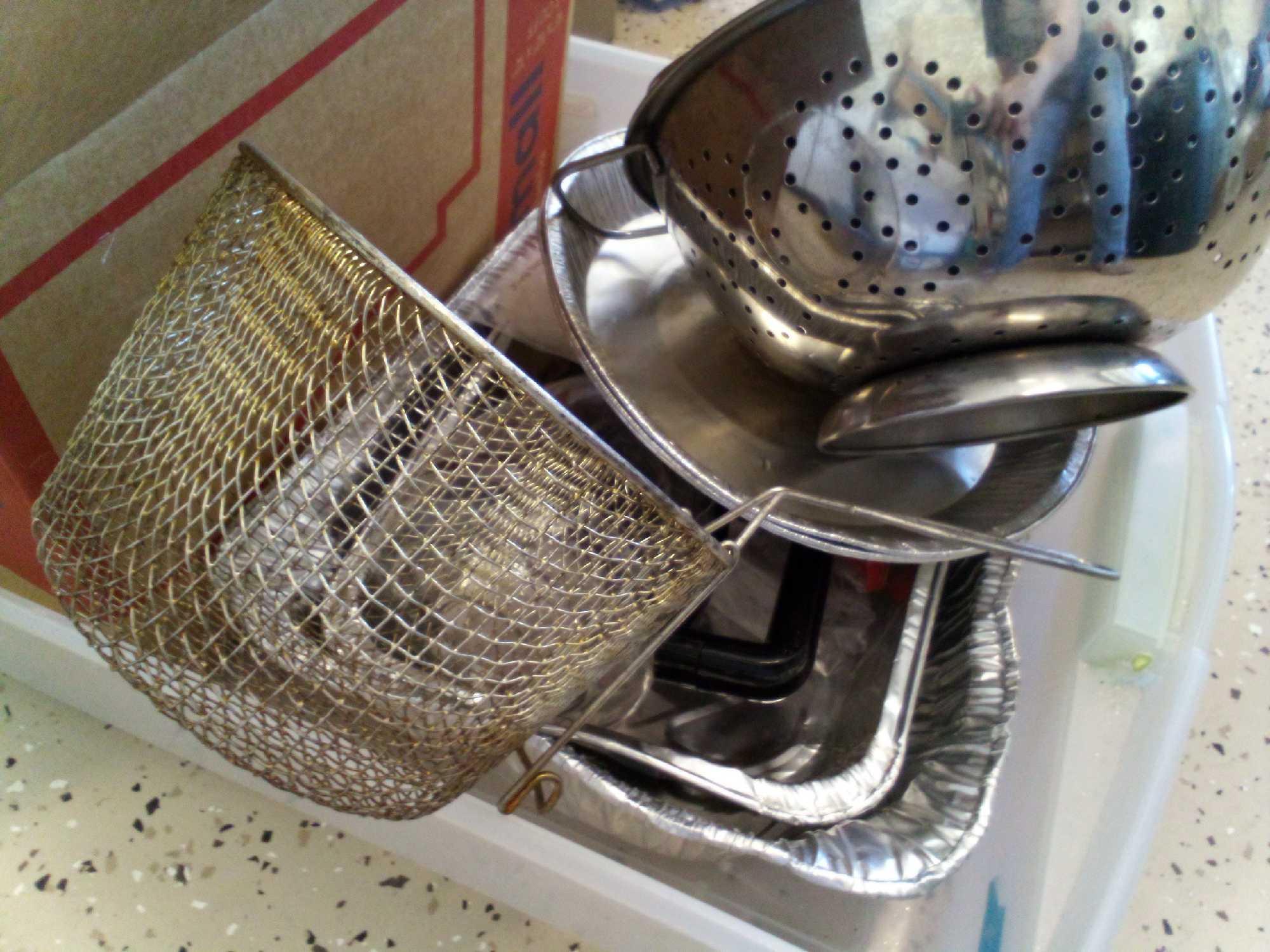 GROUP OF KITCHEN ITEMS INCLUDING STAINLESS STEEL BOWLS, COLANDER, TUPPERWARE AND MORE