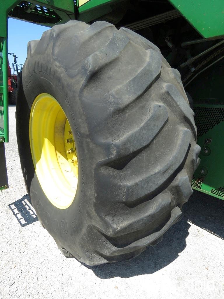 9500 John Deere Combine