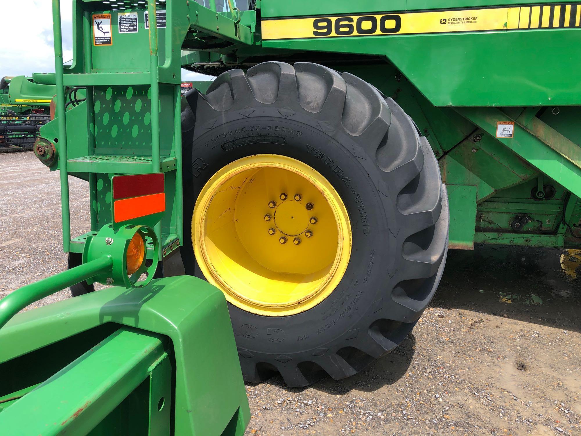 9600 JOHN DEERE COMBINE