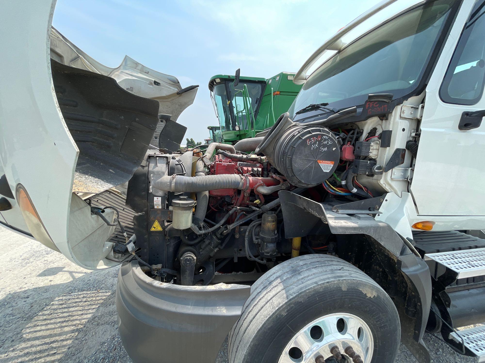 INTERNATIONAL DAY CAB SEMI TRUCK