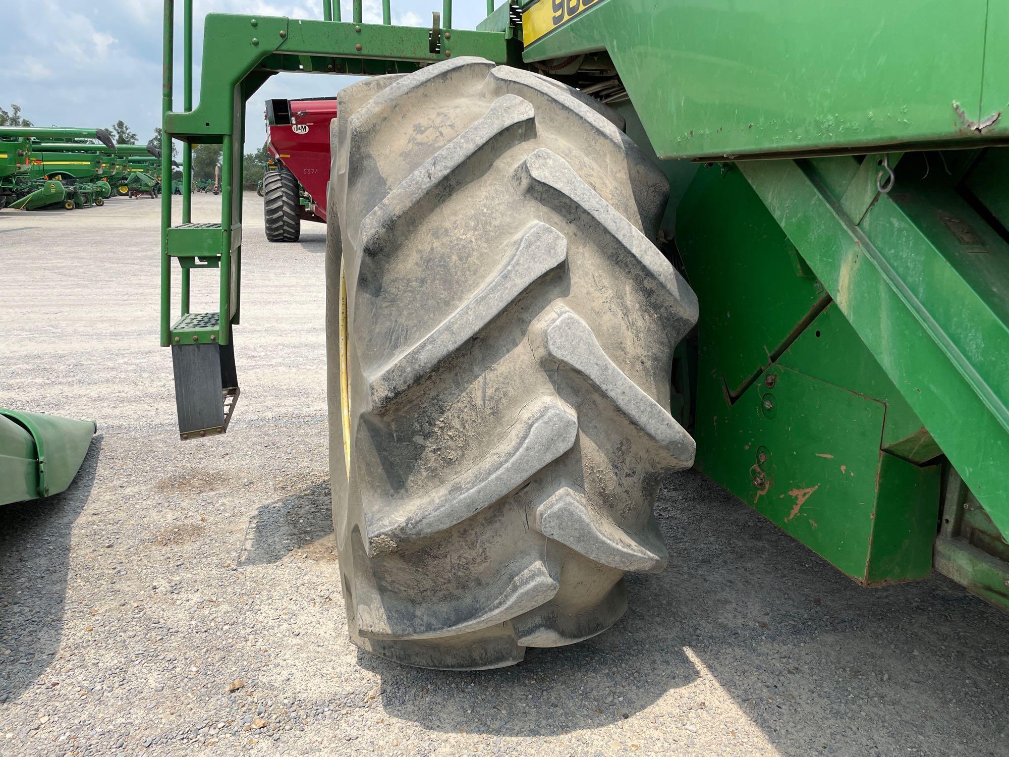 9600 JOHN DEERE COMBINE, 1994 YR.