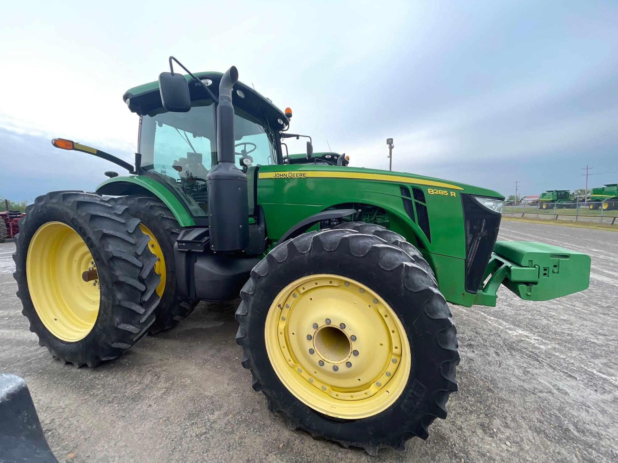 8285R JOHN DEERE TRACTOR, MFWD, 2012 YR.