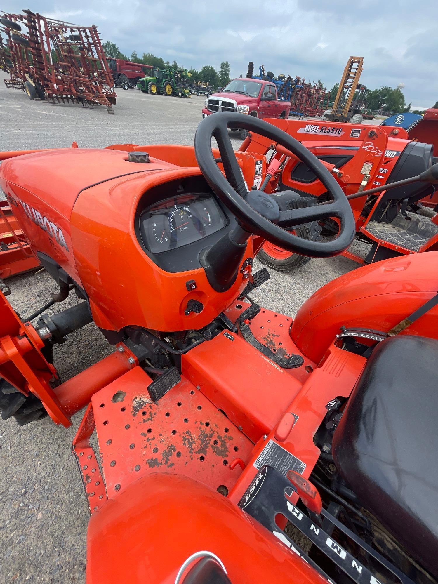 L320 KUBOTA TRACTOR WITH LA524 LOADER