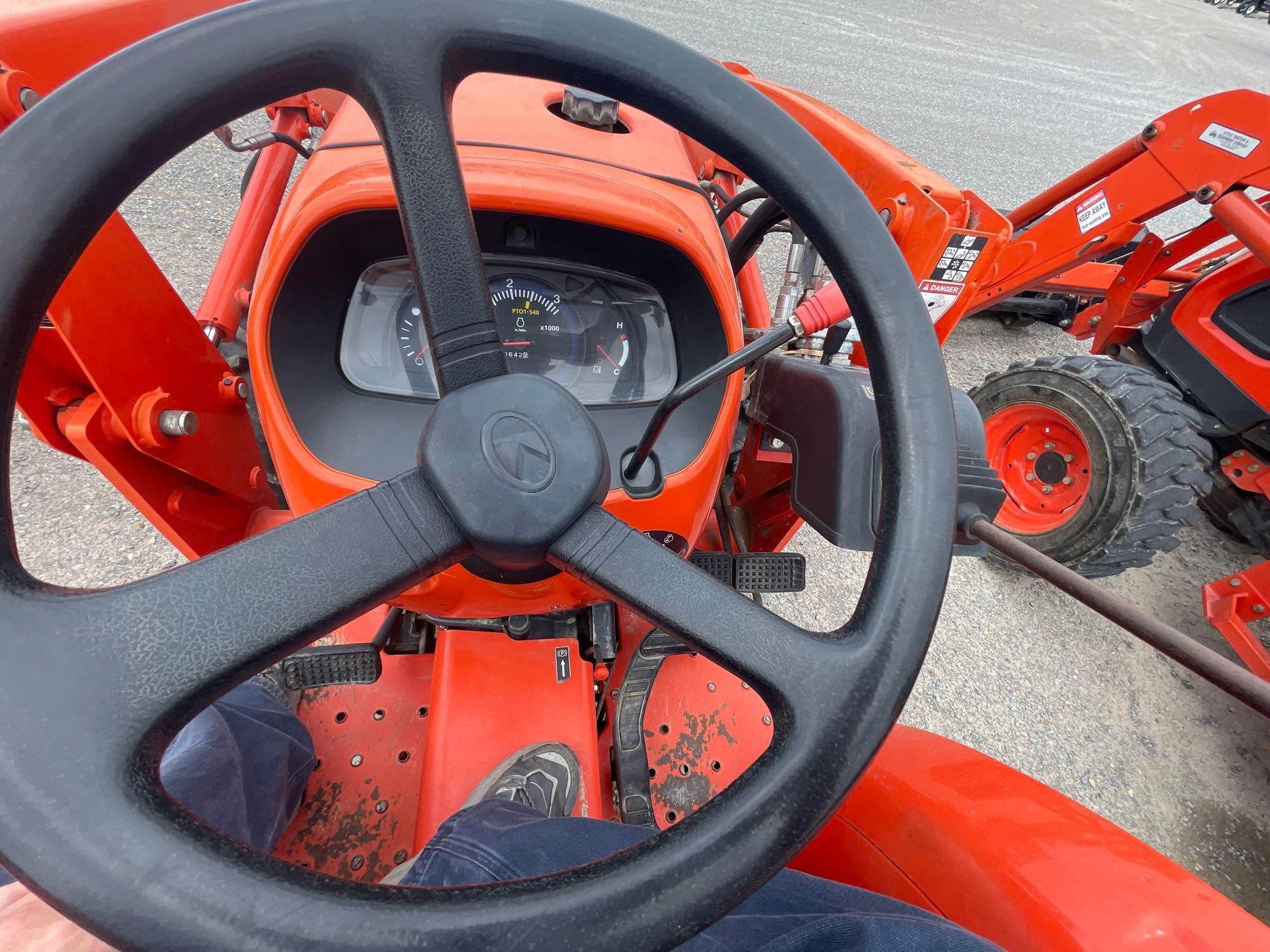 L320 KUBOTA TRACTOR WITH LA524 LOADER