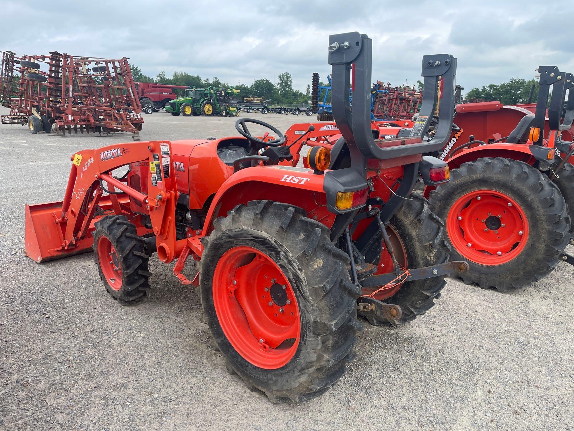 L320 KUBOTA TRACTOR WITH LA524 LOADER