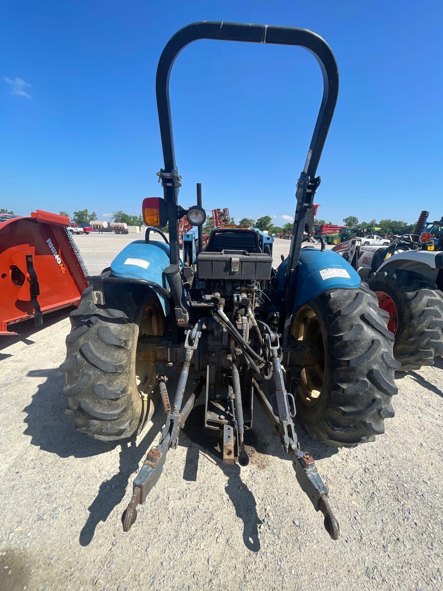 TN55 NEW HOLLAND TRACTOR WITH M446 LOADER