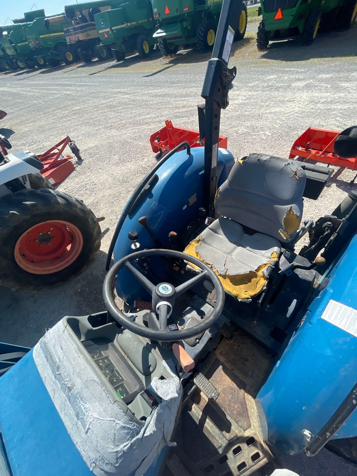 TN55 NEW HOLLAND TRACTOR WITH M446 LOADER