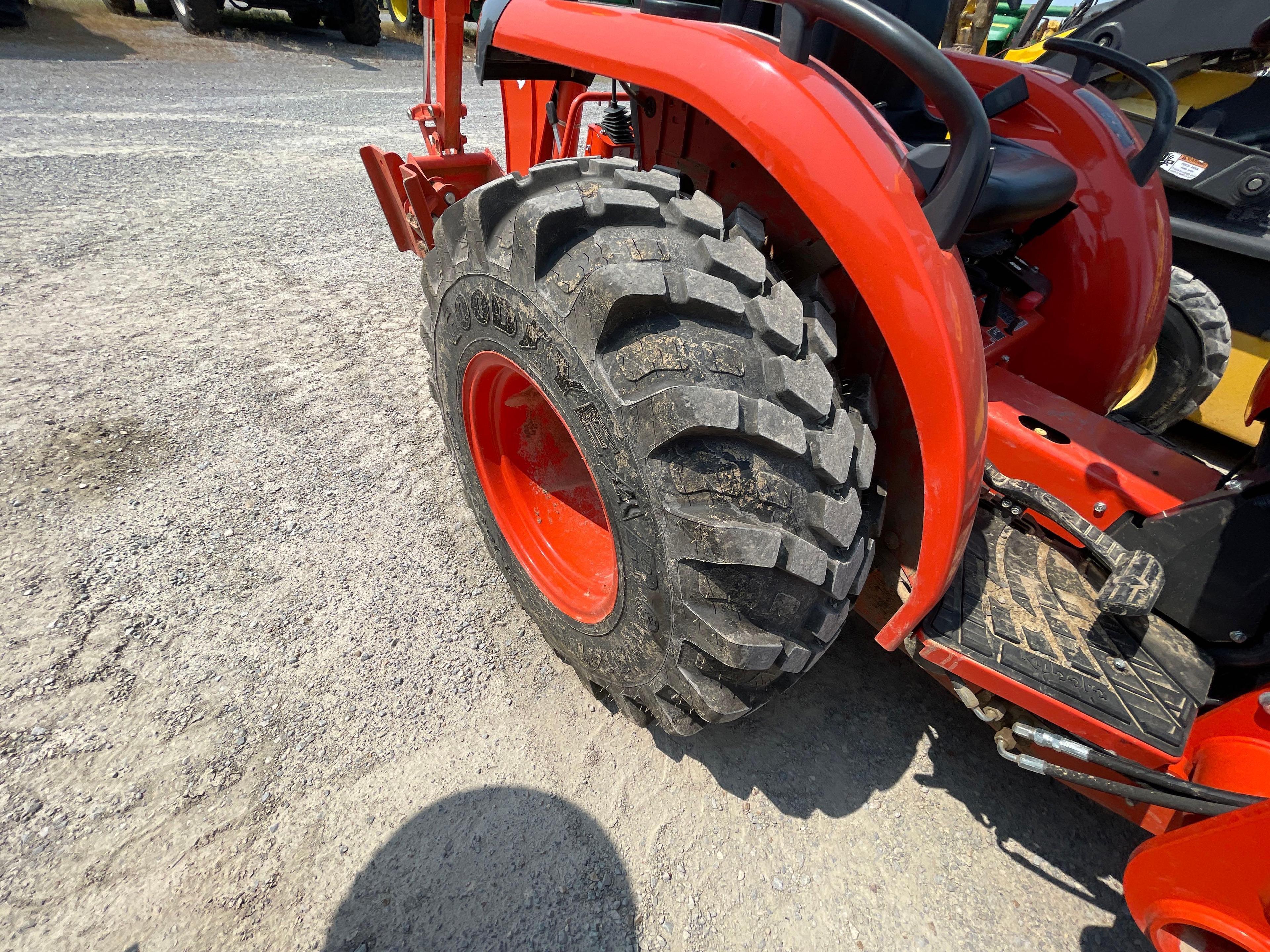 L3902 KUBOTA TRACTOR WITH LA526 LOADER