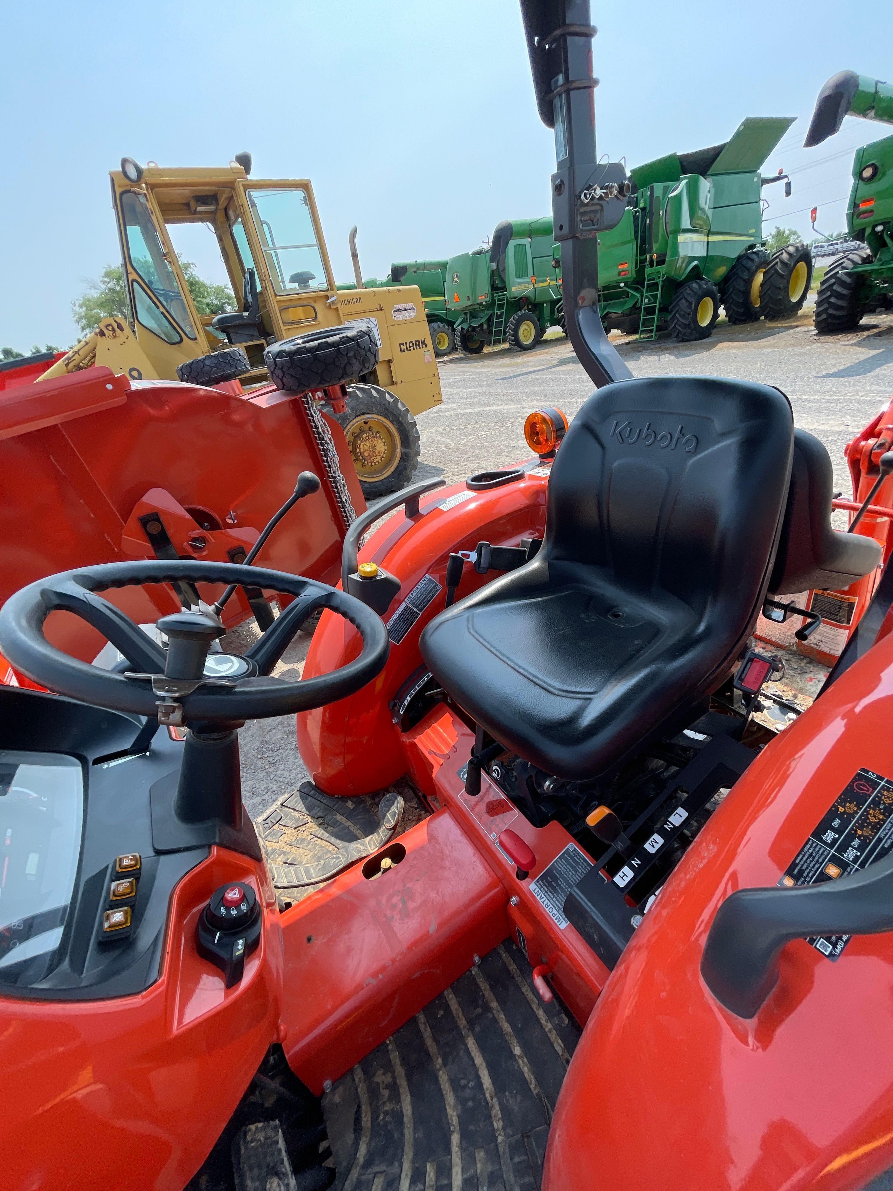 L3902 KUBOTA TRACTOR WITH LA526 LOADER