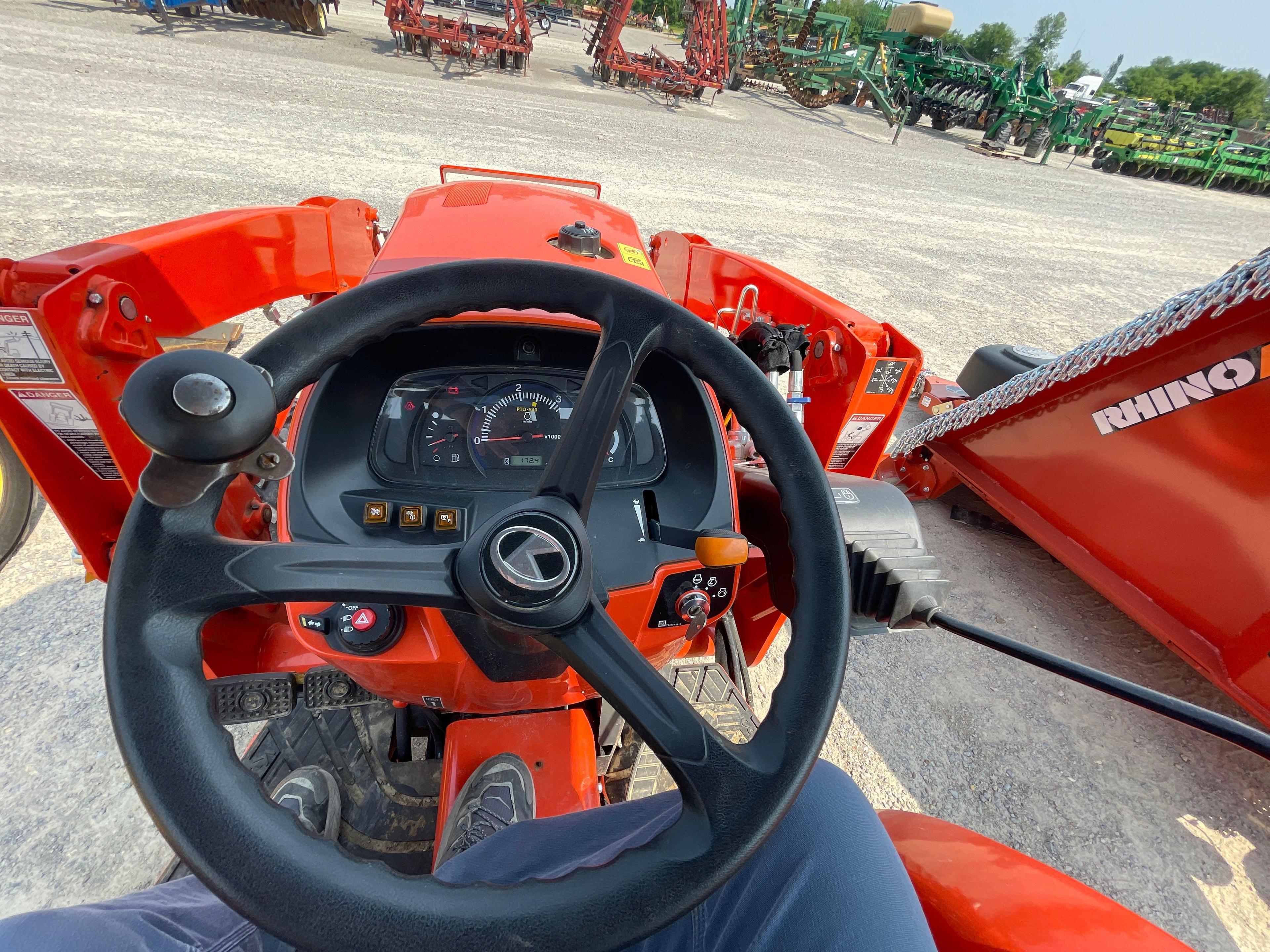 L3902 KUBOTA TRACTOR WITH LA526 LOADER